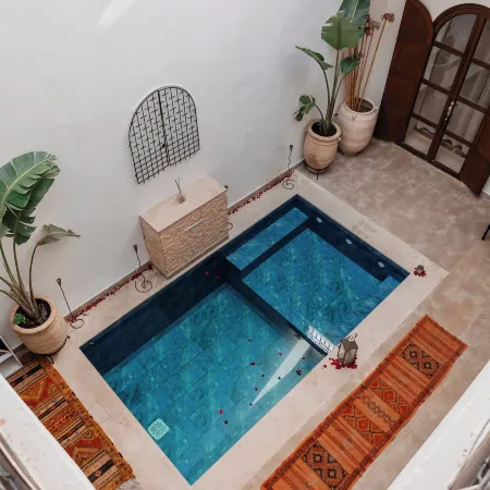 Riad White Flowers