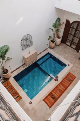 Riad White Flowers - Varme kilder