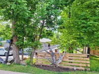 Tucked away on quiet street but short walk to Mahone Bay and all its amenities. - 3성급