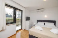 Charming Studio Rental in Malinska-Dubašnica with Garden View - 4성급
