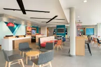 avid hotel PERRY-NATIONAL FAIRGROUND AREA by IHG - Pools