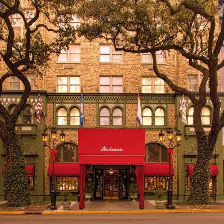 Pontchartrain Hotel St. Charles Avenue Отели рядом с достопримечательностью «Тулейнский университет»