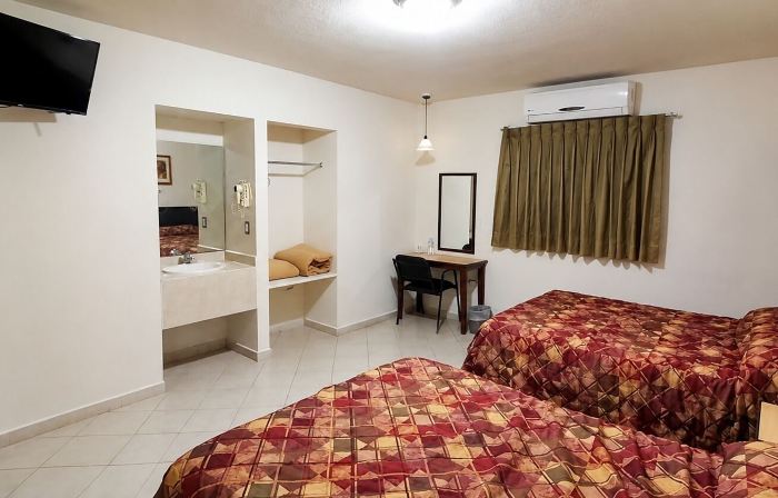 Hotel Flores Hills