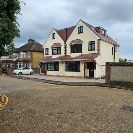 Serene 5-Bedroom House in Staines-Upon-Thames with Garden Отели в г. Стейнес