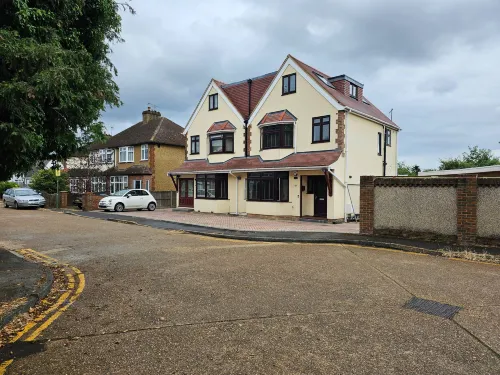 Serene 5-Bedroom House in Staines-Upon-Thames with Garden - 3-Star