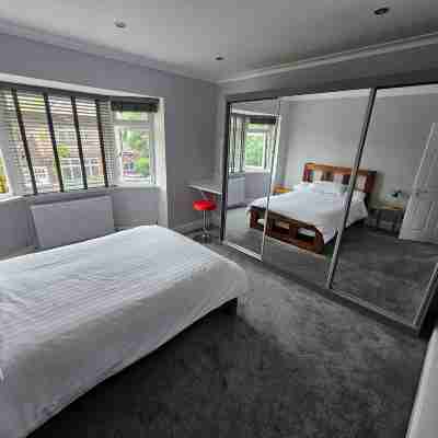 Serene 5-Bedroom House in Staines-Upon-Thames with Garden Rooms