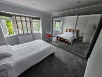 Serene 5-Bedroom House in Staines-Upon-Thames with Garden - 3-Star