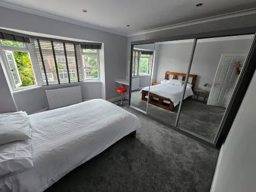 Serene 5-Bedroom House in Staines-Upon-Thames with Garden - 3-نجوم