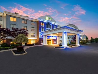 Holiday Inn Express & Suites BUFFALO-AIRPORT by IHG