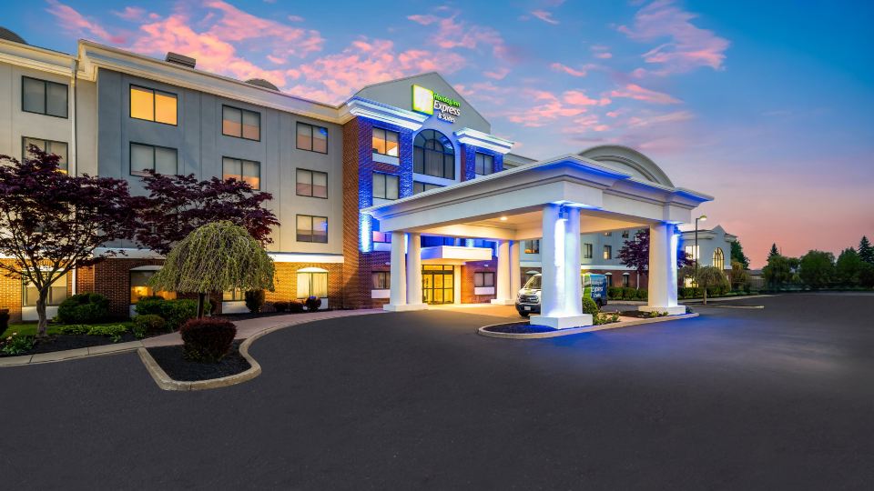 Holiday Inn Express & Suites BUFFALO-AIRPORT by IHG