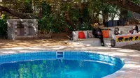 Cosmo Guest House - piscina