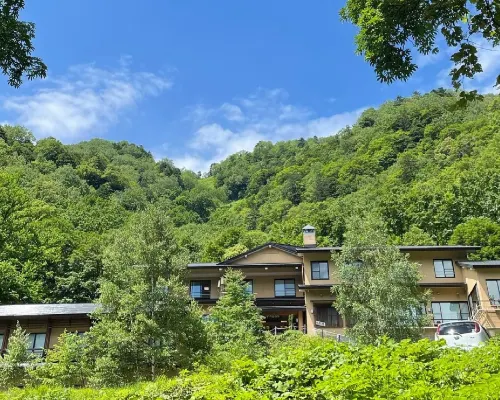 Nakanoyu Onsen Ryokan โรงแรมใกล้สะพานทาชิโระ