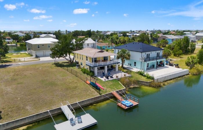 3Br Waterfront • Hot Tub + Dock • Kayaks • Bikes