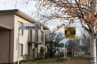 The Swiss Motel - parking