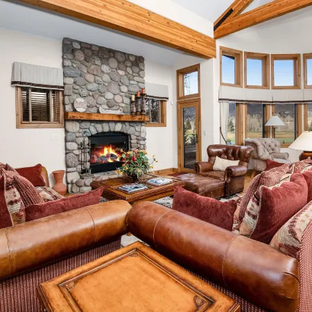 4BD Private Arrowhead Home on Golf Course
