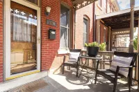 Bluff Row. Historic Row Home in Cathedral Square. Downtown Dubuque. - بيت ضيافة