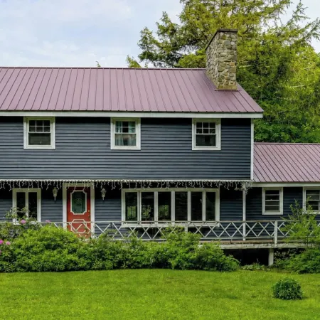 Spacious Vermont Farmhouse 3 Mi to Mount Snow