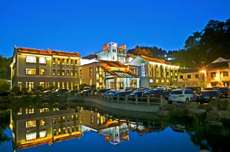 Julong Hotel Отели рядом с достопримечательностью «Tianchi Pond»