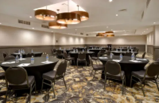 DoubleTree by Hilton St. Louis Airport
