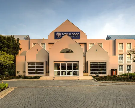 Town Lodge Waterfall, Midrand Отели рядом с достопримечательностью «Makhulong Stadium»