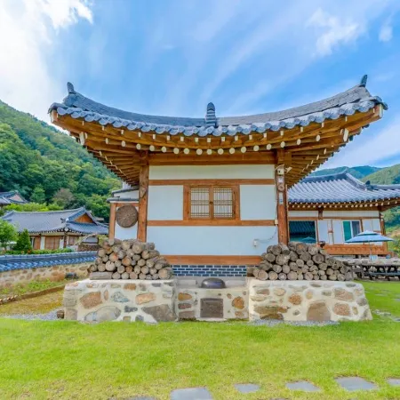 Danyang Everyone Come Hanok Pension Отели рядом с достопримечательностью «Пещера Косу»