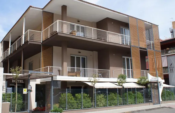 萊奧帕迪波米利亞諾酒店