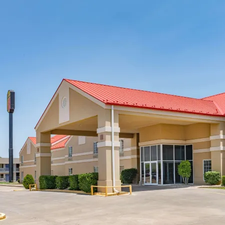 Super 8 by Wyndham Amarillo West Отели рядом с достопримечательностью «Техасский военный мемориал Панхэндл»
