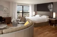 Hilton Toronto Airport Hotel & Suites