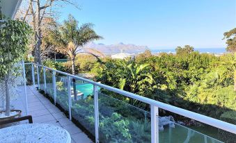 Roosboom Luxury Guest Studio - Upper Terrace One with Sea View, 2 Guets Capetown