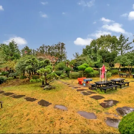 Jeju Daeheul Chalet Pension Отели рядом с достопримечательностью «Парк аттракционов «Эколенд»»
