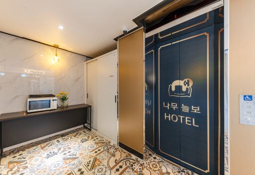 청주 호텔 나무늘보의 로맨틱한 객실 분위기