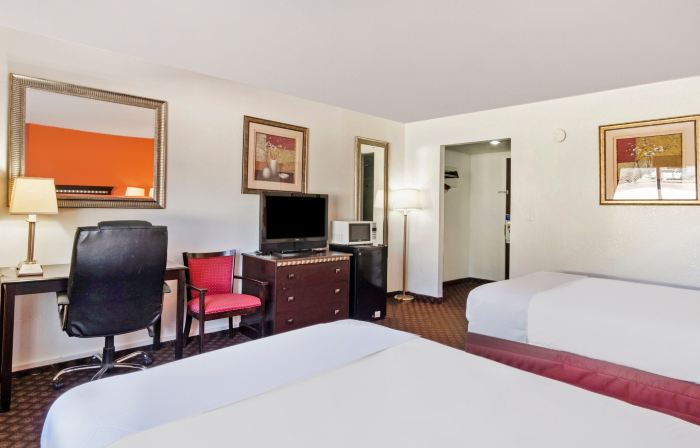 Travelodge by Wyndham Dodge City KS