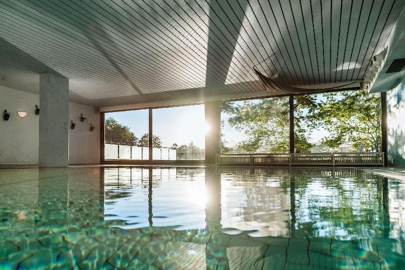 호수를 바라보는 탁 트인 발코니