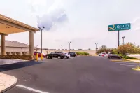 Quality Inn & Suites University - Bãi đậu xe