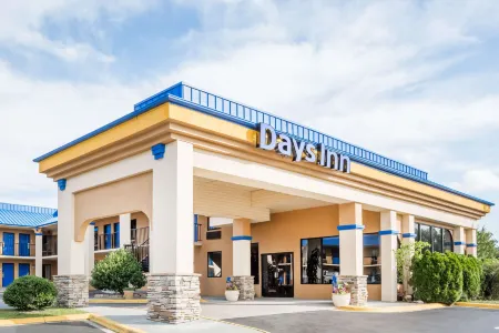 Days Inn by Wyndham Hendersonville Отели в г. Баркер Хайтс