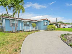 Hollywood Hills 3Bd Home w Backyard