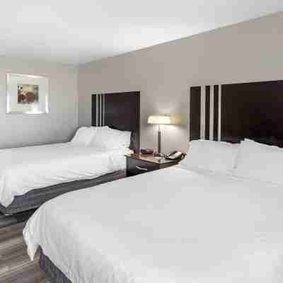 Holiday Inn Express & Suites Cincinnati-Blue Ash Rooms