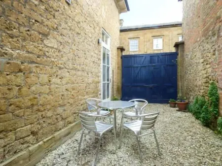 East Wing Отели рядом с достопримечательностью «Восток Ламбрук Манор Гарденс»