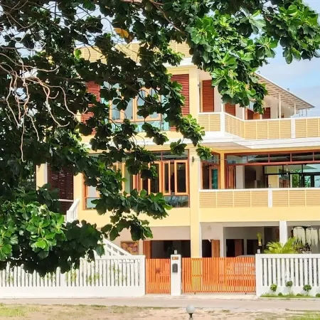 YenYen Bnb Отели рядом с достопримечательностью «Вагхор Бич»