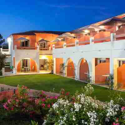 Les Pins Blancs en Provence Hotel Exterior
