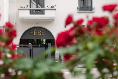 Hébé Hotel Отели рядом с достопримечательностью «Notre-Dame de Liesse»