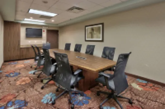 阿爾伯克基機場希爾頓花園飯店