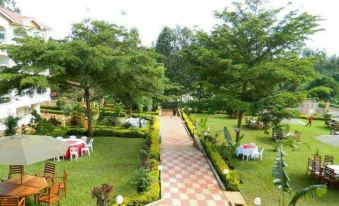 Mountain Breeze Hotel - Housity