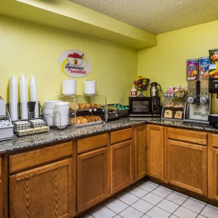 Super 8 by Wyndham Pueblo