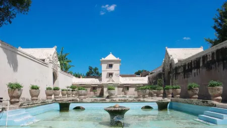 Yobel Guest House Отели рядом с достопримечательностью «Tugu Yogyakarta Monument»