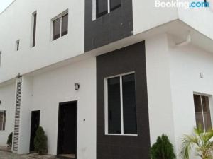 Stunning 2-Bedroom 3-Bathroom Apartment Lekki 2