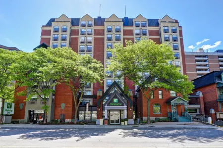 Holiday Inn OTTAWA DWTN - PARLIAMENT HILL by IHG Отели рядом с достопримечательностью «Бичвуд Фунерал, Семетери энд Кремейшен Сервисиз»