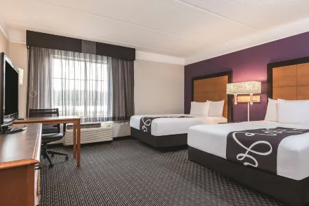 La Quinta Inn & Suites by Wyndham Univ Area Chapel Hill Отели рядом с достопримечательностью «Дарем Академи Мидл Скул»