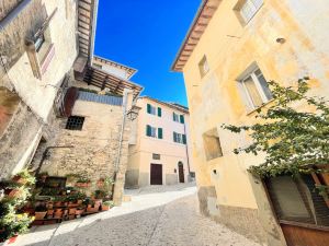 Huge Town House in Spoleto Storico - Car Unnecessary - Wifi - Sleeps 10