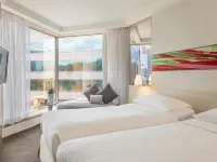 ذا رويال باسيفيك هوتل آند تاورز Hotels near أوشن تيرمينال